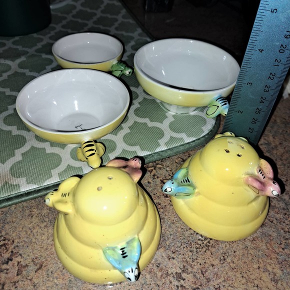 DARLING! VINTAGE 1950s Menschik Goldman Beehive Measuring Cups & Salt-Pepper - Picture 4 of 7